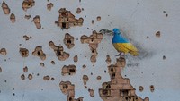 Ada juga sebuah lukisan burung di tembok yang penuh lubang peluru.
