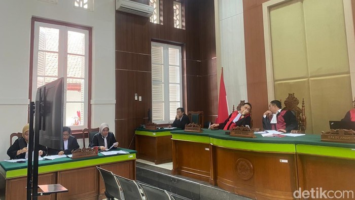 Sidang dakwaan eks Kasatpol PP Makassar di CCC, Senin (30/1/2023). Terdakwa mengikuti sidang seca virtual.