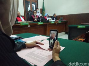 Sidang di PN Surabaya Kok Masih Online Padahal PPKM Dicabut? Begini Lho...