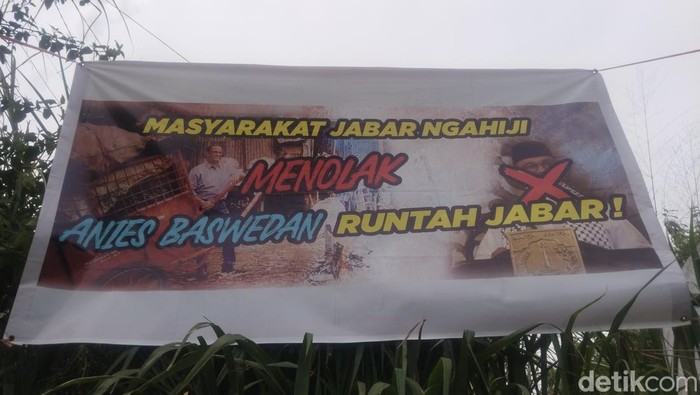 Spanduk sarkasme soal Anies Baswedan mejeng di Bandung, Senin (30/1/2023).