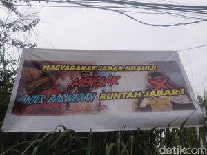 Spanduk Sarkasme soal Anies Baswedan Mejeng di Bandung