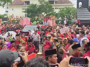 Momen Gibran Digandeng Megawati di Semarang, Netizen Respons Kocak