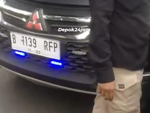 Tangkapan layar video viral pengemudi mobil Pajero berpelat 'RFP' cekcok dengan sopir angkot di Jaksel.