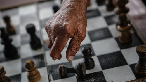 Dua orang penyintas kusta bermain catur di Kampung Kusta, Neglasari, Kota Tangerang, Banten, Minggu (29/1/2023). Kementerian Kesehatan menargetkan eliminasi penyakit kusta di tahun 2024. ANTARA FOTO/Fauzan/tom. *** Local Caption ***