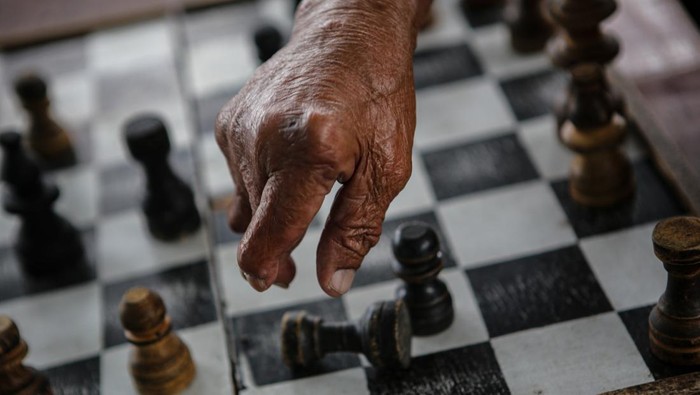 TARGET ELIMINASI PENYAKITY KUSTA DI INDONESIA Dua orang penyintas kusta bermain catur di Kampung Kusta, Neglasari, Kota Tangerang, Banten, Minggu (29/1/2023). Kementerian Kesehatan menargetkan eliminasi penyakit kusta di tahun 2024. ANTARA FOTO/Fauzan/tom. *** Local Caption ***