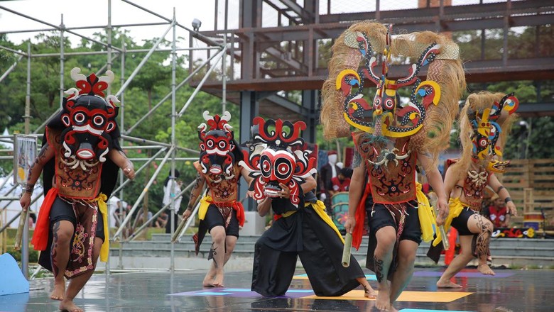 Tari Babukung dari Kalimantan Tengah Tari Babukung dari Kalimantan Tengah