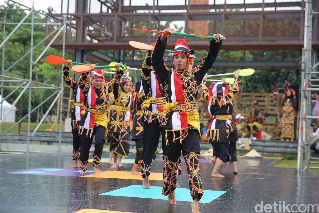 Tari Pacu Jalur di Festival Kharisma Event Nusantara (KEN) 2023