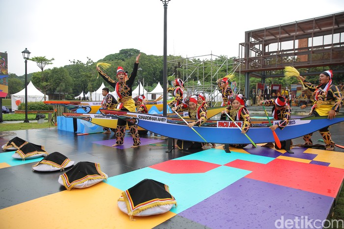 Tari Pacu Jalur di Festival Kharisma Event Nusantara (KEN) 2023