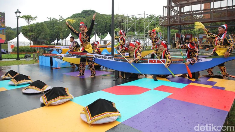 Tari Pacu Jalur di Festival Kharisma Event Nusantara (KEN) 2023 Tari Pacu Jalur di Festival Kharisma Event Nusantara (KEN) 2023