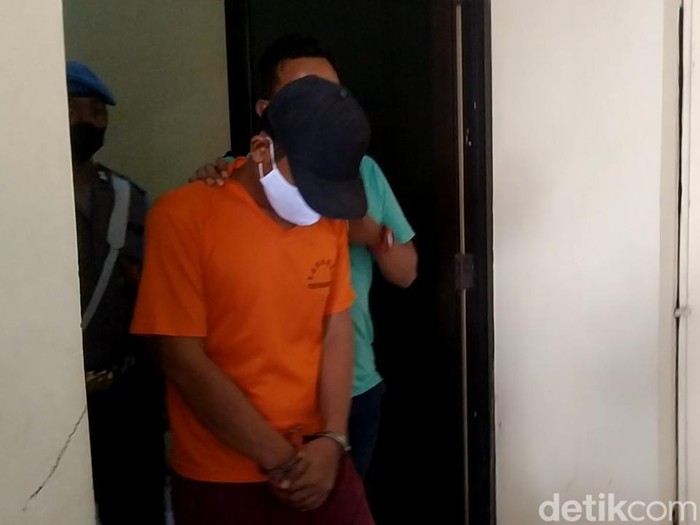 Tersangka kasus pemerkosaan anak di bawah umur, DTL (39), warga Kecamatan Pekalongan Utara, di Mapolres Pekalongan Kota, Senin (30/1/2023).