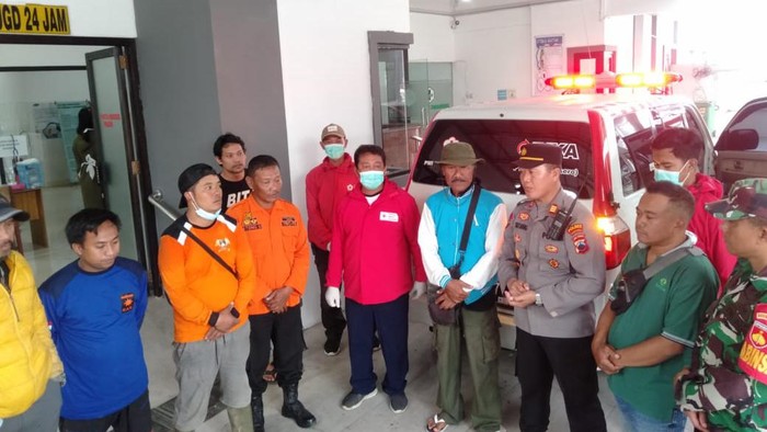 Tim SAR gabungan evakuasi wanita pendaki yang ditemukan meninggal di Gunung Lawu, Karanganyar, Senin (30/1/2023).
