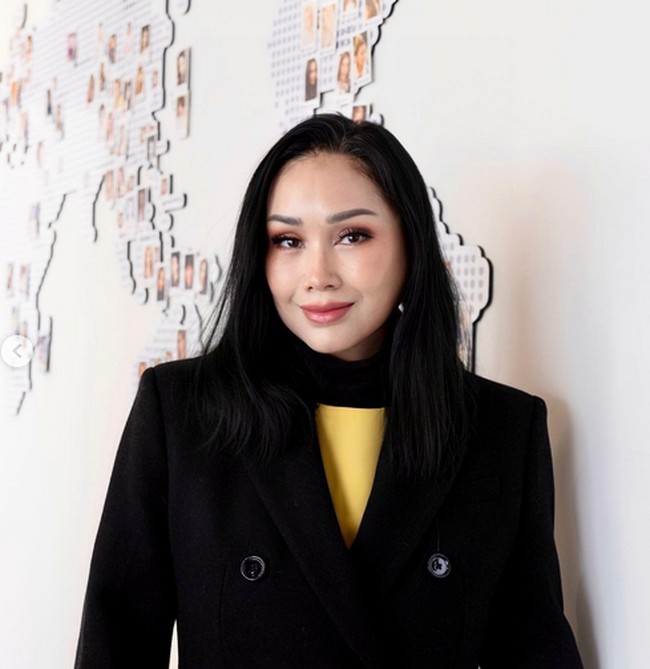 “Aku ingin kulit muka dan leherku kencang kembali, dengan begitu aku terlihat muda dan segar tanpa bantuan makeup tebal. Aku melakukan ini untuk diriku sendiri, untuk kesenangan dan kepuasan diriku sendiri,” ungkap Titi DJ di keterangan fotonya yang diunggah Senin (30/1/2023). Foto: dok. Instagram/@ti2dj