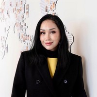 “Aku ingin kulit muka dan leherku kencang kembali, dengan begitu aku terlihat muda dan segar tanpa bantuan makeup tebal. Aku melakukan ini untuk diriku sendiri, untuk kesenangan dan kepuasan diriku sendiri,” ungkap Titi DJ di keterangan fotonya yang diunggah Senin (30/1/2023). Foto: dok. Instagram/@ti2dj