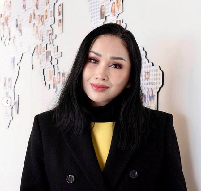 Titi DJ mengaku bahwa wajahnya belum pulih 100%. Walaupun sekarang (3minggu) mukaku masih sedikit bengkak, belum sepenuhnya kempes. But I’m so happy with the result!” tulisnya di keterangan fotonya. Foto: dok. Instagram/@ti2dj