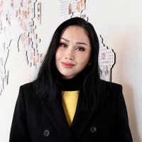 Titi DJ mengaku bahwa wajahnya belum pulih 100%. Walaupun sekarang (3minggu) mukaku masih sedikit bengkak, belum sepenuhnya kempes. But I’m so happy with the result!” tulisnya di keterangan fotonya. Foto: dok. Instagram/@ti2dj