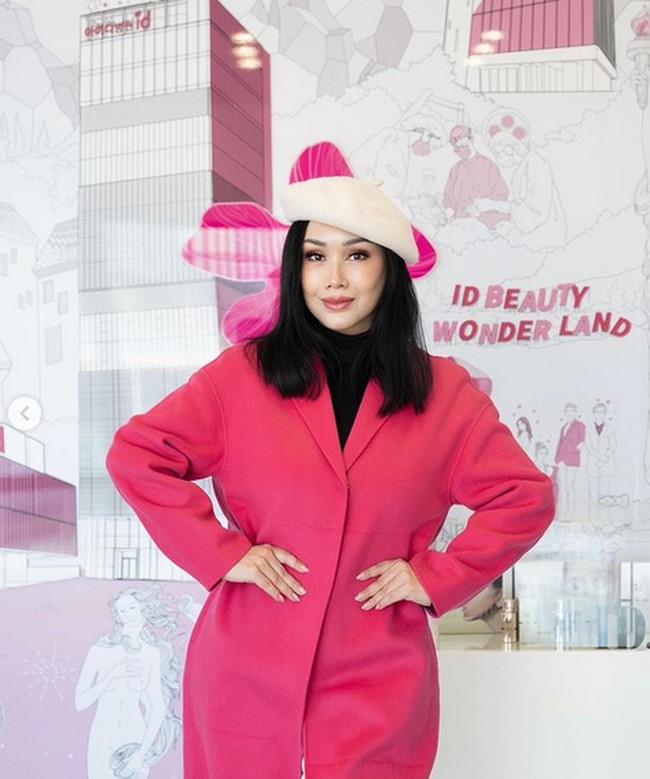 Pelantun Sang Dewi itu melakukan anti aging surgery yang terdiri dari lima prosedur. Dalam keterangan, Titi DJ melakukan face lift, forehead lift, neck lift, lower blepharoplasty (operasi di bawah kelopak mata) dan fat graft (transfer lemak dari satu bagian ke bagian tubuh lain). Foto: dok. Instagram/@ti2dj