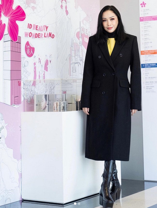 Operasi tsb tidak merubah muka. Muka aku tetap muka Titi DJ, tidak menjadi muka orang lain. It’s still my face, but younger version of me,” tambah Titi DJ. Foto: dok. Instagram/@ti2dj