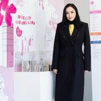 Operasi tsb tidak merubah muka. Muka aku tetap muka Titi DJ, tidak menjadi muka orang lain. It’s still my face, but younger version of me,” tambah Titi DJ. Foto: dok. Instagram/@ti2dj