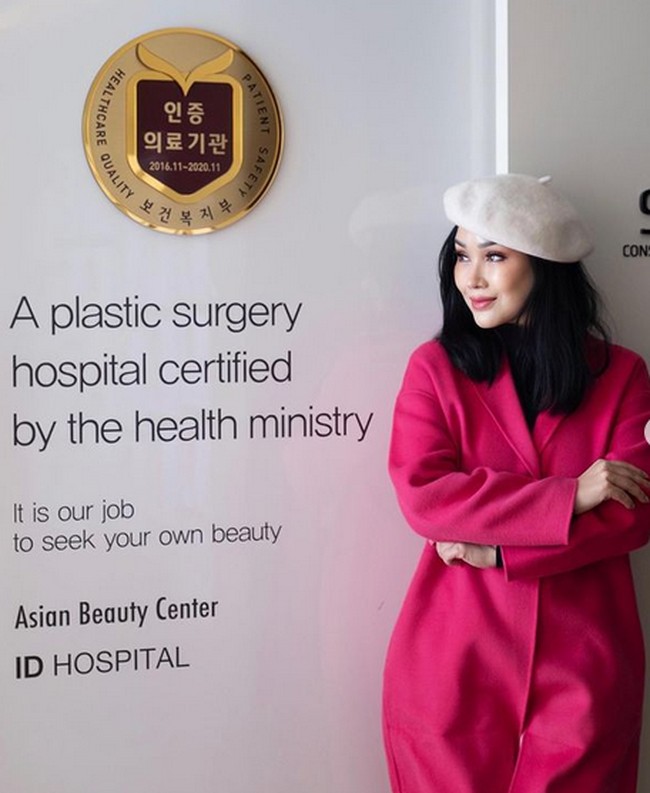 Titi DJ juga mengungkap rasanya setelah operasi plastik. Yg aku rasakan adalah bukan rasa sakit, karena aku masih dalam pengaruh pain killer. Tapi ada rasa ketarik di muka. Dan di leher ketarik kiri dan kanan dibawah kuping. Rasanya aneh tapi bukan sakit,” tulisnya di penjelasan Instagramnya.Foto: dok. Instagram/@ti2dj