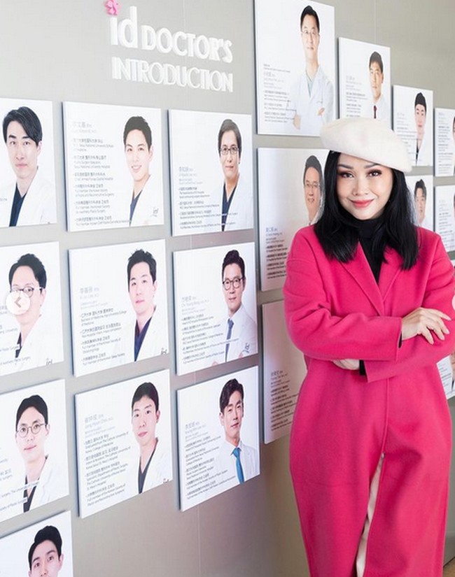 Dan seperti inilah penampilan fresh Titi DJ. Mengenakan coat pink, Titi DJ berpose di klinik ID Plastic Surgery Hospital, klinik kecantikan yang berada di Gangnam, Seoul, Korea Selatan. Foto: dok. Instagram/@ti2dj
