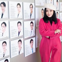 Dan seperti inilah penampilan fresh Titi DJ. Mengenakan coat pink, Titi DJ berpose di klinik ID Plastic Surgery Hospital, klinik kecantikan yang berada di Gangnam, Seoul, Korea Selatan. Foto: dok. Instagram/@ti2dj