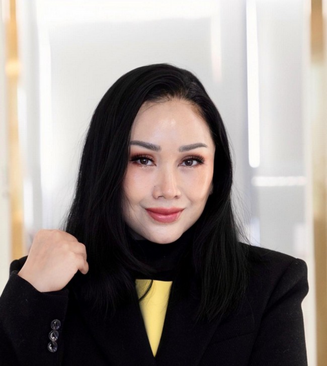 Dan seperti inilah wajah baru Titi DJ. Dalam unggahannya terbarunya itu tampak kulit wajahnya yang kencang dan mengkilap. Foto: dok. Instagram/@ti2dj