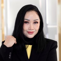 Dan seperti inilah wajah baru Titi DJ. Dalam unggahannya terbarunya itu tampak kulit wajahnya yang kencang dan mengkilap. Foto: dok. Instagram/@ti2dj