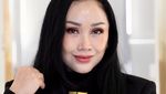 7 Penampilan Baru Titi DJ Pasca Oplas Anti Aging yang Capai Ratusan Juta