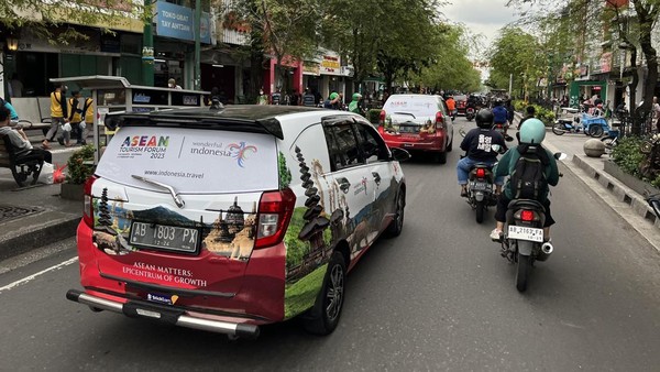 50 unit armada Grab Car dan Trans Jogja disulap bodi luarnya dengan tampilan Pesona Yogyakarta Istimewa dan 5 Destinasi Pariwisata Super Prioritas. 50 unit armada Grab Car dan Trans Jogja disulap bodi luarnya dengan tampilan Pesona Yogyakarta Istimewa dan 5 Destinasi Pariwisata Super Prioritas.