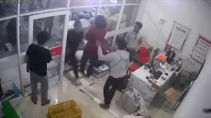 Video pemain Persis Solo mengejar dan menghajar terduga pelempar bus viral di medsos. Pihak Persis Solo menyebut aksi itu sebagai upaya bela diri pemain. (Tangkapan layar video viral)