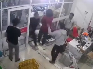 Viral Pemain Persis Ferdinand Sinaga cs Bela Diri Hajar Pelempar Bus