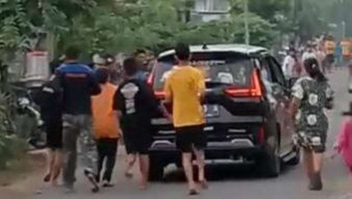 Viral pengendara di Jombang sebar uang dari dalam mobil di jalanan