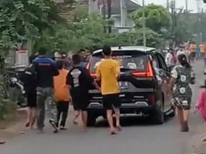 Pengendara Mobil Sebar Uang di Jalanan Desa Jombang, Ini Sosoknya