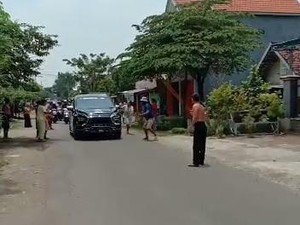 7 Fakta Pengendara Mobil Sebar Uang Rp 100 Ribuan di Jalanan Desa Jombang