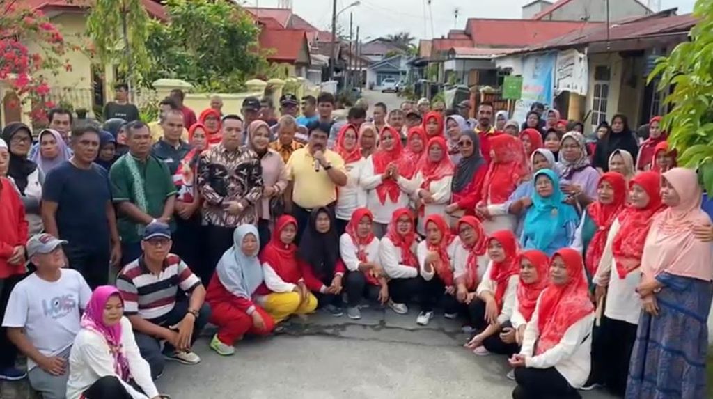 Andre Rosiade Beri Bantuan Ambulans untuk Warga Lubuk Buaya di Padang