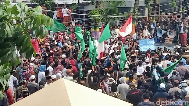warga ngeluruk Polres Pamekasan