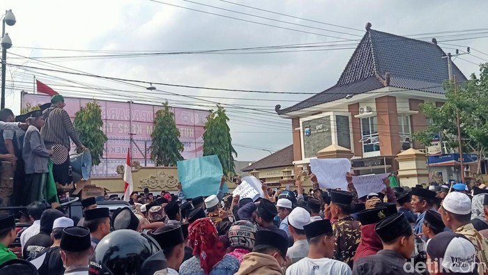 warga ngeluruk Polres Pamekasan