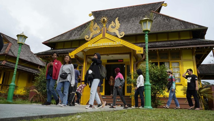 Wisatawan mengunjungi kompleks Istana Kesultanan Alwatziekhoebillah Sambas, Kalimantan Barat, Senin (30/1/2023). Istana yang dibangun pada pemerintahan Sultan Muhammad Mulia Ibrahim pada tahun 1933 tersebut menjadi salah satu destinasi wisata sejarah di  provinsi Kalimantan Barat. ANTARA FOTO/Anis Efizudin/foc.