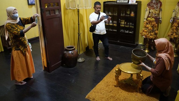 Wisatawan pun berfoto-foto di dalam istana.