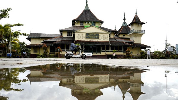 Wisatawan melintasi halaman masjid Agung di kompleks Istana Kesultanan Alwatziekhoebillah Sambas, Kalimantan Barat, Senin (30/1/2023). Wisatawan melintasi halaman masjid Agung di kompleks Istana Kesultanan Alwatziekhoebillah Sambas, Kalimantan Barat, Senin (30/1/2023).