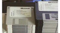 Disket (floppy disk) buat install Windows 95. Kamu pasti pernah punya.