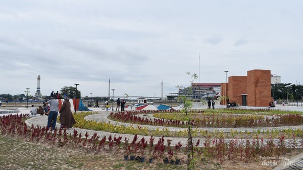 Jembatan dan menara Gentala Arasy tampak dari area Putri Pinang Masak Park.