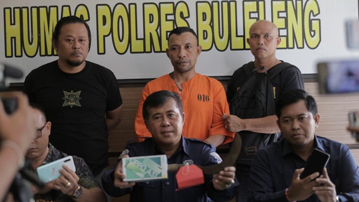 Aditya Saputra (42) tersangka perampokan ABG di Buleleng, hingga menyuruh korbannya buka baju sampai telanjang, saat dihadirkan di Mapolres Buleleng, Selasa (31/1/2023). (Made Wijaya Kusuma)