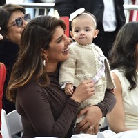 Menikah pada 2018, Nick Jonas dan Priyanka Chopra akhirnya menimang momongan setelah empat tahun penantian. Anak mereka lahir lewat ibu pengganti atau metode sewa rahim. Kami dengan bahagia mengumumkan kehadiran bayi kami lewat rahim pengganti. Dengan hormat kami meminta privasi selama waktu istimewa ini karena ingin fokus dengan keluarga dulu. Terima kasih banyak, demikian kata Nick dan Priyanka dalam pernyataan tertulis mereka seperti dilansir People. (Foto: Jordan Strauss/Invision/AP)