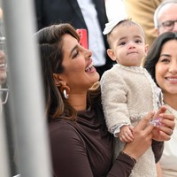 Priyanka, yang hadir dalam balutan terusan berwarna coklat, tak dapat menyembunyikan rasa bahagianya saat melihat aksi Maltie yang menggemaskan. Aktris berdarah India ini jelas sangat menikmati setiap momennya bersama sang buah hati. (Foto: Michael Buckner/Variety via Getty Images)