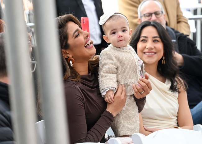 Like mother, like daughter. Malti tak mau kalah stylish dengan ibunya. Priyanka mendandani Malti dengan baju berbahan tweed, material yang biasa ditemui di koleksi Chanel. Tidak ketinggalan, aksesori berupa headband berwarna putih turut mempermanis penampilannya. (Foto: Michael Buckner/Variety via Getty Images)
