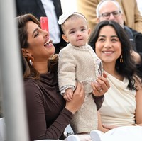 Like mother, like daughter. Malti tak mau kalah stylish dengan ibunya. Priyanka mendandani Malti dengan baju berbahan tweed, material yang biasa ditemui di koleksi Chanel. Tidak ketinggalan, aksesori berupa headband berwarna putih turut mempermanis penampilannya. (Foto: Michael Buckner/Variety via Getty Images)