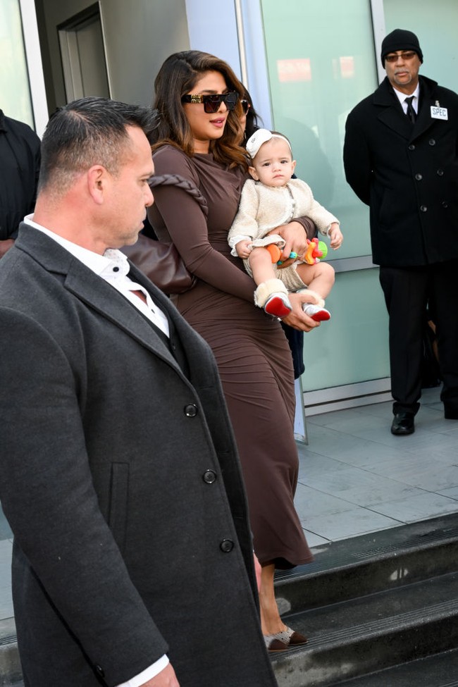 Baru-baru ini, Priyanka Chopra dan putrinya muncul di majalah Vogue Inggris. Namun dalam pemotretan tersebut, posisi Maltie membelakangi kamera sehingga wajahnya tidak terlihat. Dalam wawancara dengan Vogue, bintang film ‘Baywatch’ ini mengungkap punya masalah kesehatan yang membuatnya tidak bisa mengandung anaknya sendiri. (Foto: Michael Buckner/Variety via Getty Images)