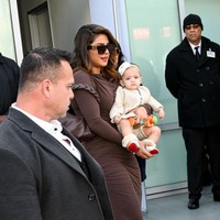 Baru-baru ini, Priyanka Chopra dan putrinya muncul di majalah Vogue Inggris. Namun dalam pemotretan tersebut, posisi Maltie membelakangi kamera sehingga wajahnya tidak terlihat. Dalam wawancara dengan Vogue, bintang film ‘Baywatch’ ini mengungkap punya masalah kesehatan yang membuatnya tidak bisa mengandung anaknya sendiri. (Foto: Michael Buckner/Variety via Getty Images)