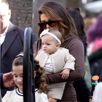 Lewat sebuah unggahan untuk merayakan Hari Ibu pada Mei 2022, Priyanka mengungkapkan perjuangan mereka untuk menjadi orang. Diceritakan Priyanka, Maltie terlahir dalam kondisi prematur dan harus menghabiskan waktu cukup lama di ruang perawatan khusus sebelum diperbolehkan pulang. Setelah 100 hari lebih di NICU, bayi perempuan kami akhirnya bisa pulang. Setiap keluarga memiliki perjalanan yang unik dan membutuhkan keyakinan yang kuat, sementara bagi kami itu adalah bulan-bulan yang sangat berat dan kami menyadari betapa berharganya setiap waktu, terang perempuan 40 tahun itu. (Foto: Amy Sussman/Getty Images)